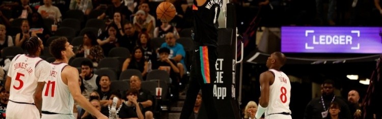 扑克游戏-周一竞彩篮球强档：马刺战绩彪炳 伦纳德或缺席