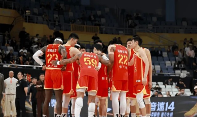 扑克游戏-广厦队发文：朱俊龙挺身而出，连续进攻得分为球队保住胜局