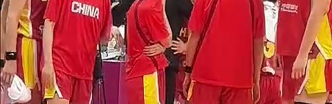 郑薇赛后拥抱中国女篮全队 王思雨落泪 张子宇拥抱安慰