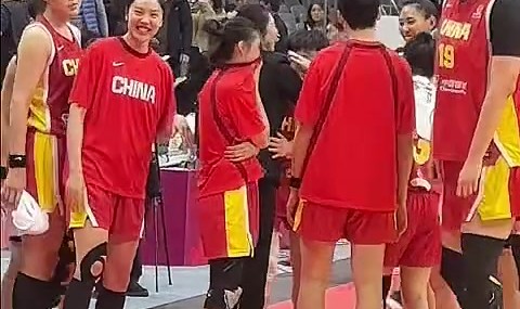 郑薇赛后拥抱中国女篮全队 王思雨落泪 张子宇拥抱安慰